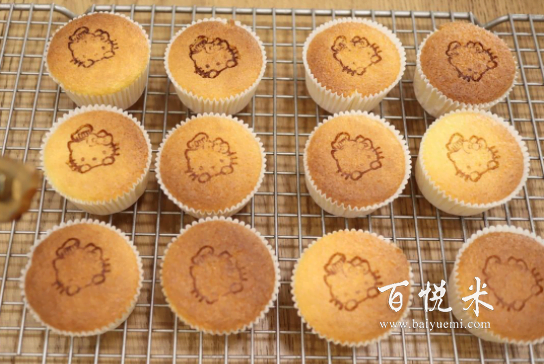 2個雞蛋就能烤出12個無油酸奶杯子蛋糕,口感柔軟